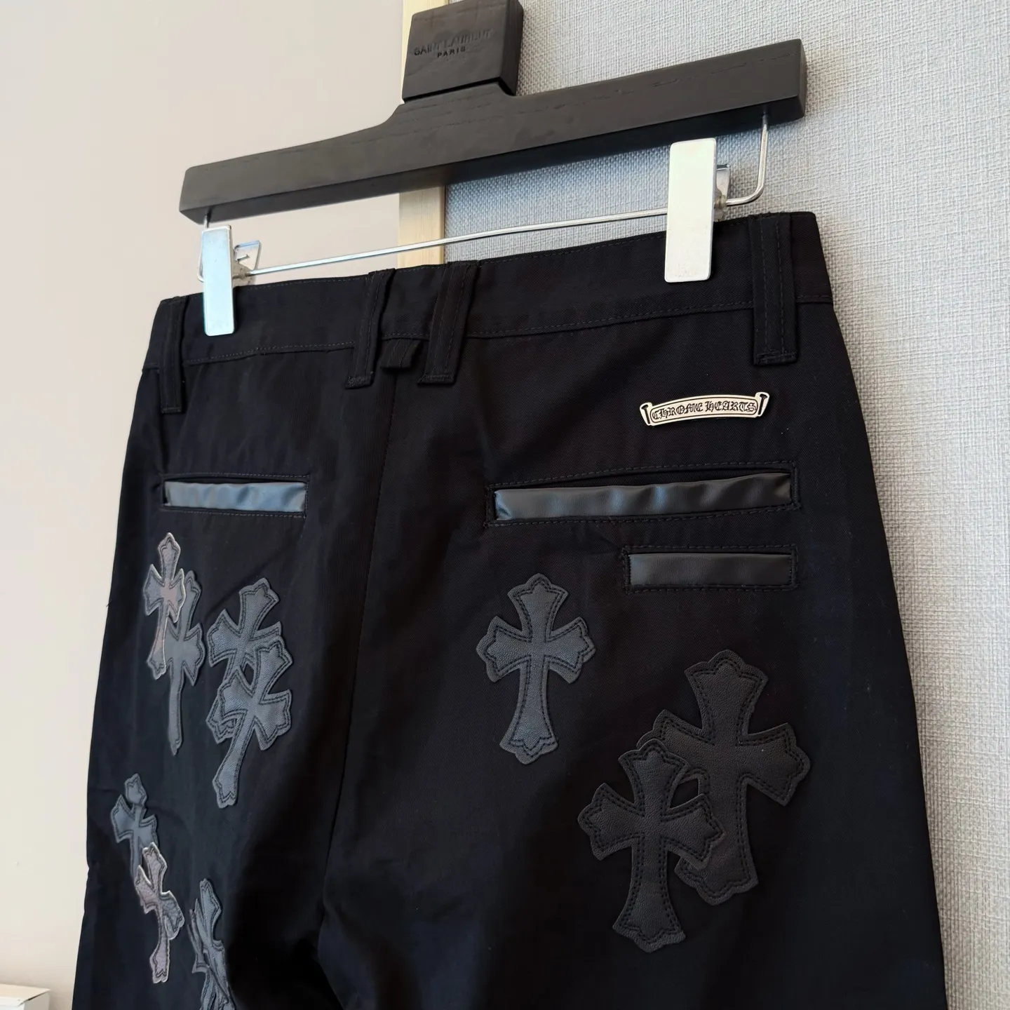 P280 model number: D327 ChromeHearts Chrome black camouflage patch Chino ceiling-level jeans, a pair is hard to find at the counter‼ ️About Zangyin✅This is an extremely luxurious fashion brand that can also be called the aristocracy of the high street. It has always been an exclusive brand for some hipsters or rich second generations. The color of this model is already very eye-catching by using a unique washed material. It is decorated with pink patch cross flowers, which cleverly highlights the charm of the brand. Secondly, this model adopts a classic high-waist cut design, which highlights the long legs and fashionable temperament of the upper body. The brand is highly recognizable and the slim-fitting configuration is more suitable for daily wear. The personality will be fashionable and the specifications can be seen at a glance. Materials and technology ✅ Needless to say, this point goes without saying. As an excellent craftsman brand, Zangyin's requirements for details and craftsmanship are really perfect. The washed color of this model has gone through a lot of processes, not to mention the embellishment of the denim appliqués. It is also purely handmade and sewn. Just like what they believe in, only handmade things have soul and have the meaning of wearing. A top-notch heavy-duty fashionable denim item, recommended by both hands‼ ️ Size# 28 30 32 34 36 Size reference# 28 pants length 100 waist circumference 72 30 pants length 102 waist circumference 76 32 pants length 104 waist circumference 80 34 pants length 106 waist circumference 84 36 pants length 108 waist circumference 88